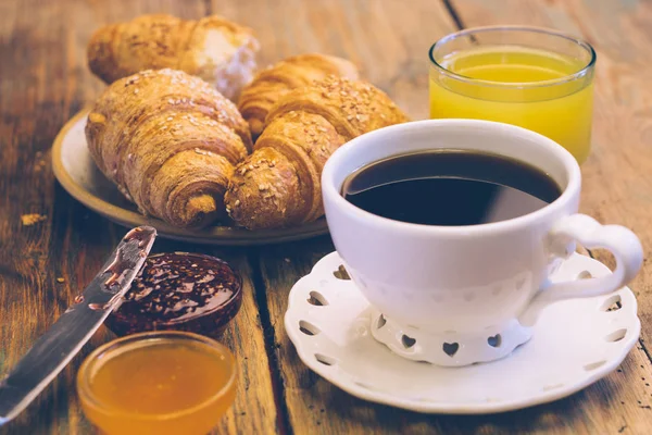 Černou Kávu Croissanty Džemem Pomerančovou Šťávou Typickou Francouzskou Snídani Petit — Stock fotografie