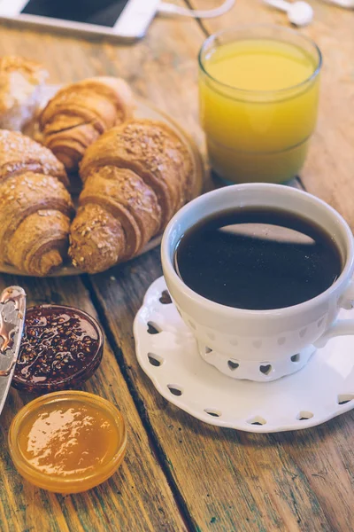 Μαύρο Καφέ Και Κρουασάν Μαρμελάδα Και Χυμό Πορτοκάλι Τυπικό Πρωινό — Φωτογραφία Αρχείου