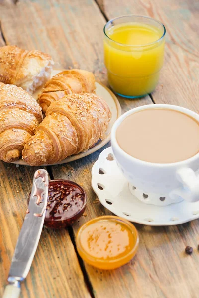 Zwarte Koffie Croissants Met Jam Sinaasappelsap Typisch Franse Ontbijt Petit Rechtenvrije Stockafbeeldingen