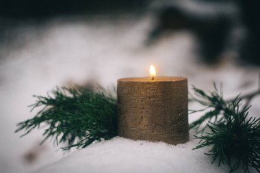 Kar kış ormandaki Noel mumlar. Kar taneleri ile Noel Kış arka plan