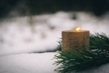 Kar kış ormandaki Noel mumlar. Kar taneleri ile Noel Kış arka plan