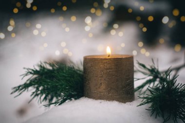 Kar kış ormandaki Noel mumlar. Kar taneleri ile Noel Kış arka plan