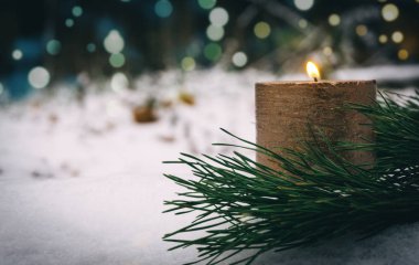 Kar kış ormandaki Noel mumlar. Kar taneleri ile Noel Kış arka plan