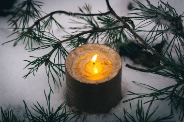 Kar kış ormandaki Noel mumlar. Kar taneleri ile Noel Kış arka plan