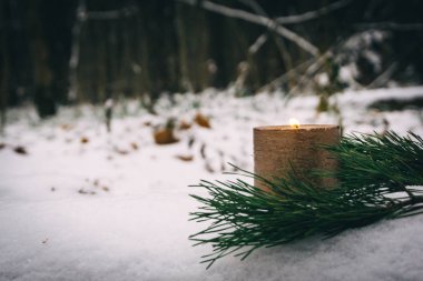 Kar kış ormandaki Noel mumlar. Kar taneleri ile Noel Kış arka plan
