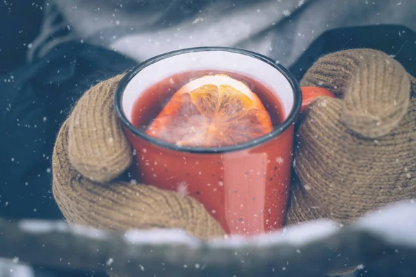 Vin Chaud Dans Une Tasse Rouge Dans Les Mains Des — Photo