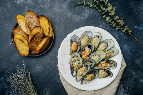 Cozze Verdi Forno Con Parmigiano Crostini All Aglio Piatto Bianco — Foto Stock