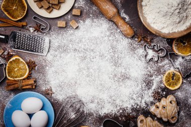 Arka plan christmas pişirme. Noel pişirme (un, yumurta, şeker, baharatlar) koyu arka plan üzerinde yemek pişirmek için malzemeler. Uzay kopyalayın. Noel ruh hali.