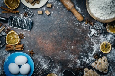 Arka plan christmas pişirme. Noel pişirme (un, yumurta, şeker, baharatlar) koyu arka plan üzerinde yemek pişirmek için malzemeler. Uzay kopyalayın. Noel ruh hali.