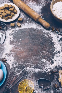 Arka plan christmas pişirme. Noel pişirme (un, yumurta, şeker, baharatlar) koyu arka plan üzerinde yemek pişirmek için malzemeler. Uzay kopyalayın. Noel ruh hali.