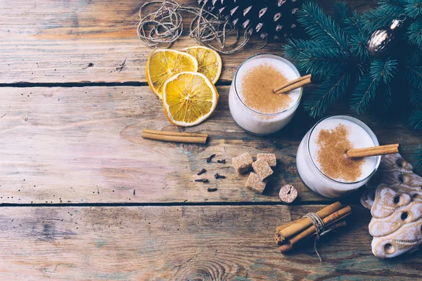 Eggnog Telur Nog Minuman Musim Dingin Tradisional Natal Dengan Kayu — Stok Foto