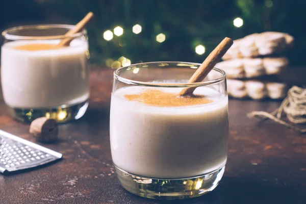 Eggnog Telur Nog Minuman Musim Dingin Tradisional Natal Dengan Kayu — Stok Foto