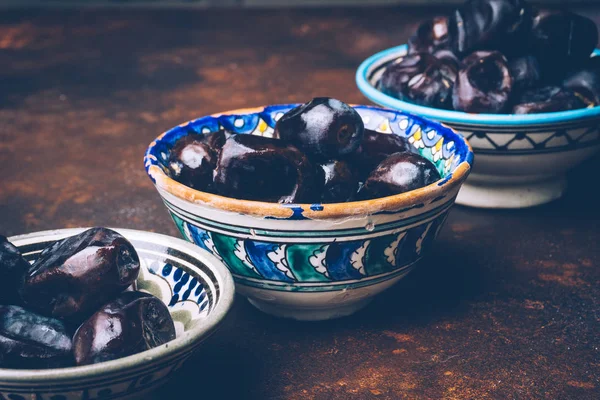 Torkade Datum Orientalisk Keramik Skål Mörk Bakgrund Ramadan Snacks — Stockfoto