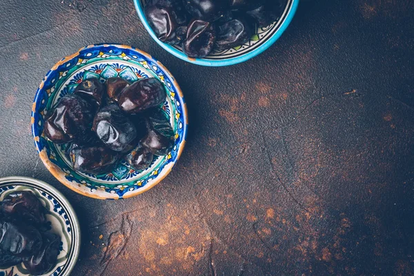 Datas Secas Uma Tigela Cerâmica Oriental Fundo Escuro Lanches Ramadã — Fotografia de Stock