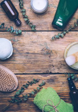 Okaliptüs spa kavramı. Okaliptüs, petrol, kozmetik, banyo aksesuarları, Masaj ve dinlenme. Spa arka plan üzerinde ahşap masa.