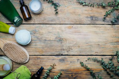 Okaliptüs spa kavramı. Okaliptüs, petrol, kozmetik, banyo aksesuarları, Masaj ve dinlenme. Spa arka plan üzerinde ahşap masa.