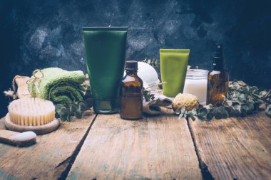 Okaliptüs spa kavramı. Okaliptüs, petrol, kozmetik, banyo aksesuarları, Masaj ve dinlenme. Spa arka plan üzerinde ahşap masa.