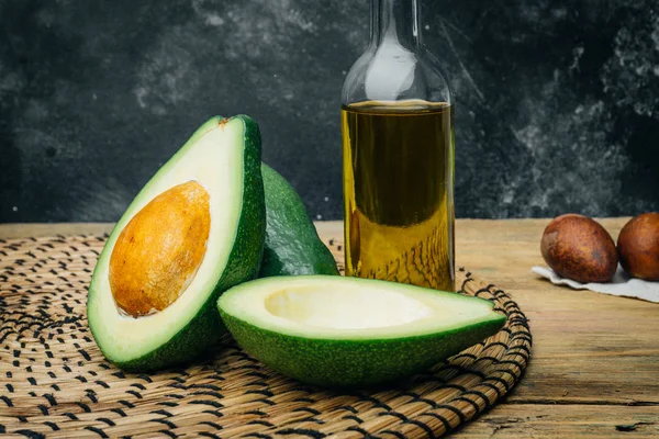 Avocado Und Avocadoöl Auf Holzgrund — Stockfoto