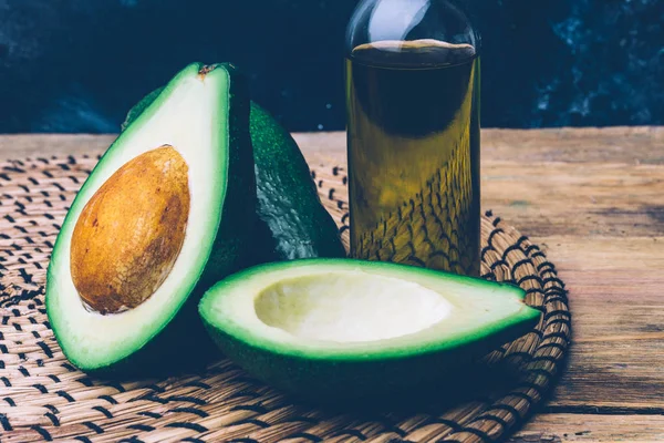 Avocado Und Avocadoöl Auf Holzgrund — Stockfoto