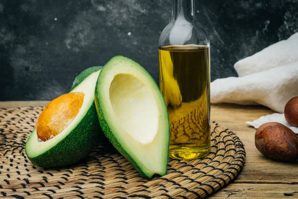 Avocado Und Avocadoöl Auf Holzgrund — Stockfoto