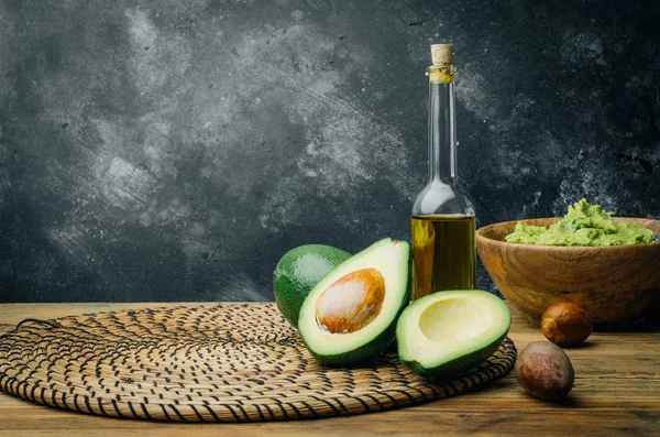 Avocado Und Avocadoöl Auf Einem Hölzernen Hintergrund Kopierraum — Stockfoto