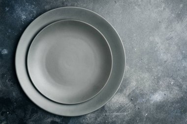 Gri boş levha (seramik) gri taş zemin üzerine. Gri minimalizm kavramı. Kopya alanı.