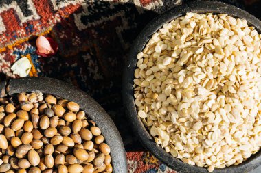 Argan tohum ve Argan fındık. Argan deli ve tohum Fas argan yağı yapımı. Geleneksel Yöntem