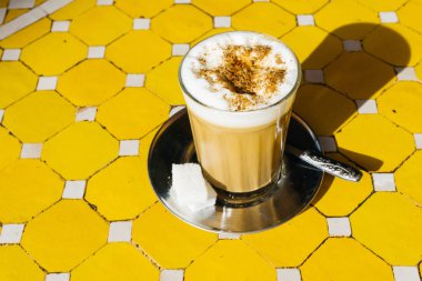 Marakeş Medine'de baharatlı Arap kahvesi. Oryantal pazarda Kakule Ramazan kahvesi