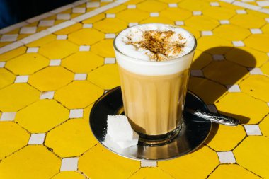 Marakeş Medine'de baharatlı Arap kahvesi. Oryantal pazarda Kakule Ramazan kahvesi