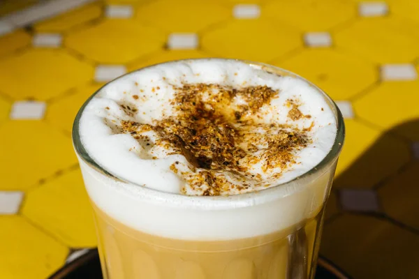 Marakeş Medine'de baharatlı Arap kahvesi. Oryantal pazarda Kakule Ramazan kahvesi