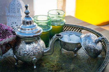 Arap nane çayı (Fas nane çayı) Orta Doğu ve Müslüman dünya Ulusal sıcak içecek. Özel demir gümüş çaydanlık şeker ile servis.