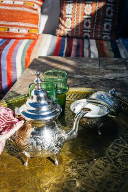 Arap nane çayı (Fas nane çayı) Orta Doğu ve Müslüman dünya Ulusal sıcak içecek. Özel demir gümüş çaydanlık şeker ile servis.