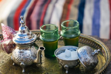 Arap nane çayı (Fas nane çayı) Orta Doğu ve Müslüman dünya Ulusal sıcak içecek. Özel demir gümüş çaydanlık şeker ile servis.