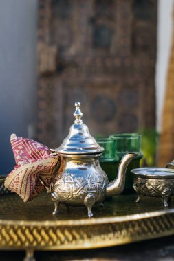 Arap nane çayı (Fas nane çayı) Orta Doğu ve Müslüman dünya Ulusal sıcak içecek. Özel demir gümüş çaydanlık şeker ile servis.