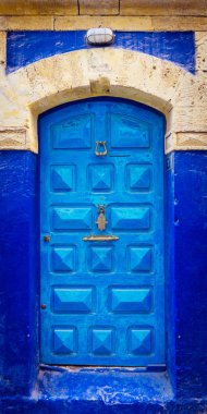 Fas (Marrakesh) mavi Arapça kapı. Geleneksel oryantal tarzı ve Müslüman ülkelerde tasarım