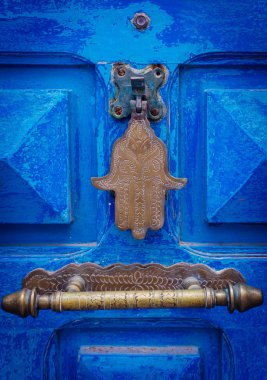 Fatima veya Hamsa (hamza) el muska veya Miriams el (Miriam'ın el). Orta Doğu ve Kuzey Afrika çapında popüler ve yaygın olarak kullanılan takı ve duvar boyunda muska.