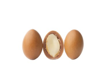 Argan beyaz bir arka plan üzerinde izole tohumları. Argan yağı ve argan fındık kavramı