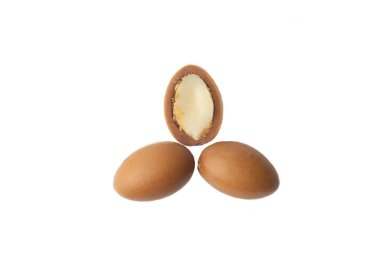 Argan beyaz bir arka plan üzerinde izole tohumları. Argan yağı ve argan fındık kavramı