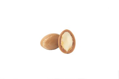 Argan beyaz bir arka plan üzerinde izole tohumları. Argan yağı ve argan fındık kavramı
