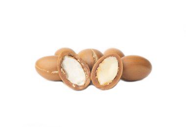 Argan beyaz bir arka plan üzerinde izole tohumları. Argan yağı ve argan fındık kavramı
