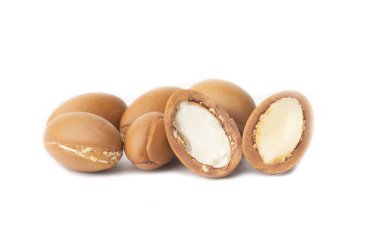 Argan beyaz bir arka plan üzerinde izole tohumları. Argan yağı ve argan fındık kavramı