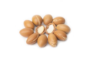 Argan beyaz bir arka plan üzerinde izole tohumları. Argan yağı ve argan fındık kavramı