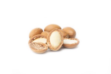 Argan beyaz bir arka plan üzerinde izole tohumları. Argan yağı ve argan fındık kavramı