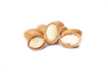 Argan beyaz bir arka plan üzerinde izole tohumları. Argan yağı ve argan fındık kavramı
