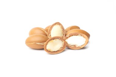 Argan beyaz bir arka plan üzerinde izole tohumları. Argan yağı ve argan fındık kavramı