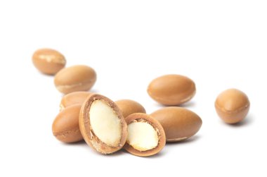 Argan beyaz bir arka plan üzerinde izole tohumları. Argan yağı ve argan fındık kavramı