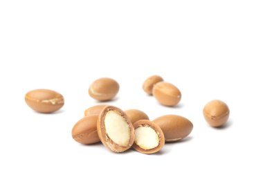 Argan beyaz bir arka plan üzerinde izole tohumları. Argan yağı ve argan fındık kavramı