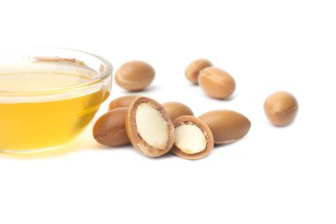 Argan beyaz bir arka plan üzerinde izole tohumları. Argan yağı ve argan fındık kavramı