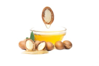 Argan beyaz bir arka plan üzerinde izole tohumları. Argan yağı ve argan fındık kavramı