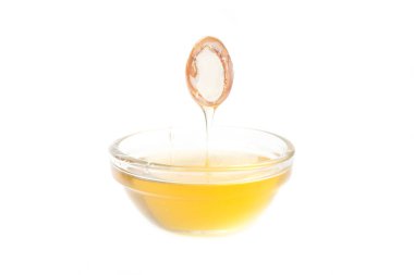 Argan beyaz bir arka plan üzerinde izole tohumları. Argan yağı ve argan fındık kavramı